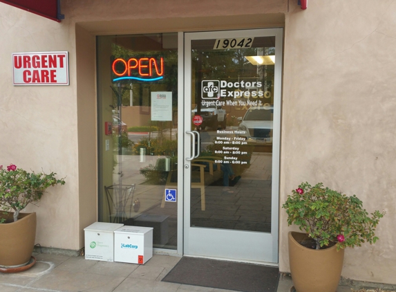 Doctors Express - Santa Clarita - Canyon Country, CA. Entrance