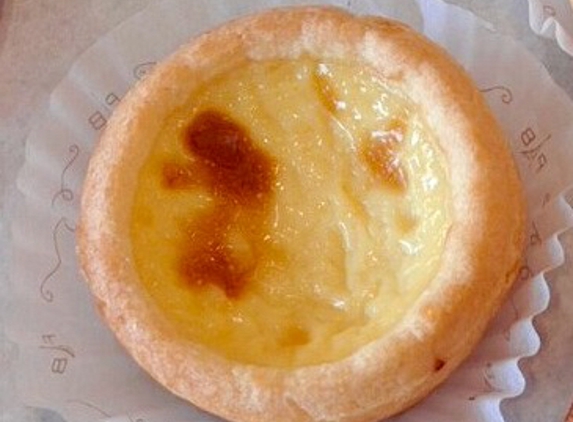 Paris Baguette - Glendale, CA. Egg tart