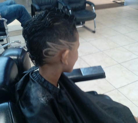 Castro's Cutz Barber shop - Clearwater, FL. Kids haircut and Design