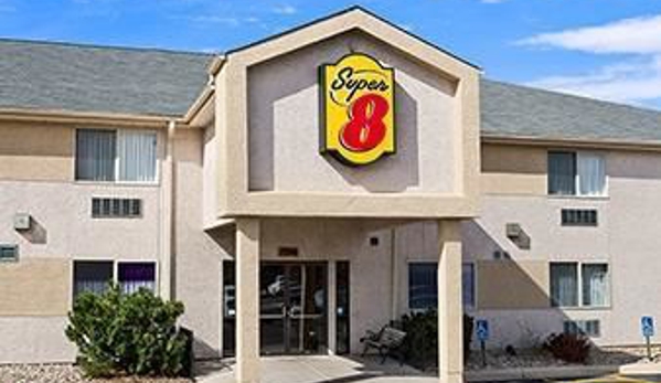 Super 8 by Wyndham Colorado Springs Airport - Colorado Springs, CO