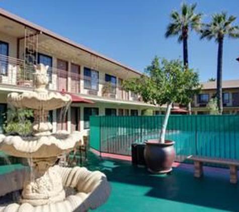 Studio City Court Yard Hotel - Studio City, CA