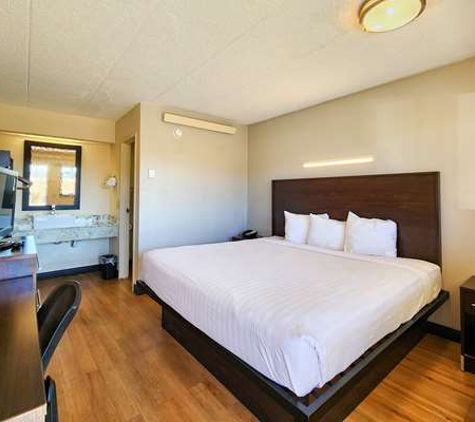 Travelodge by Wyndham Peoria - Peoria, IL