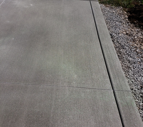 Southeast Construction - Franklin, WI. Concrete driveway with a joint edge border