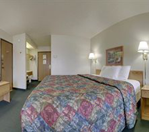 Super 8 by Wyndham Portage - Portage, WI