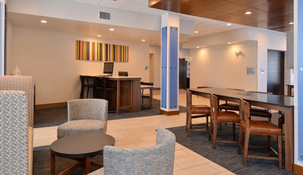 Holiday Inn Express & Suites Farmington Hills - Detroit - Farmington Hills, MI