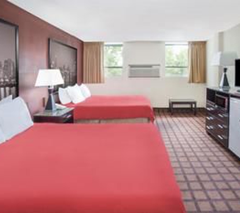 Super 8 by Wyndham Chicago IL - Chicago, IL