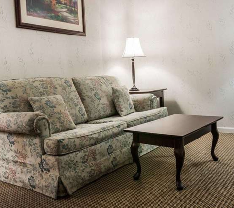 Econo Lodge & Suites - Grand Rapids, MI