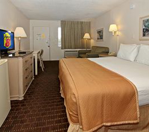 Super 8 by Wyndham Kissimmee - Kissimmee, FL