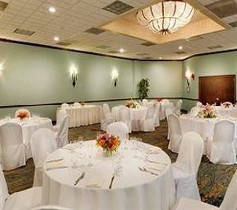 Ramada Plaza by Wyndham Holtsville Long Island - Holtsville, NY