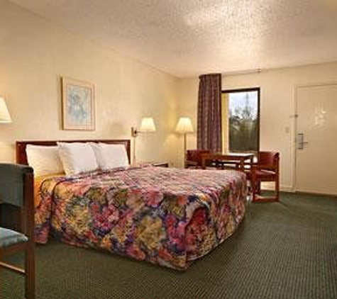 Super 8 by Wyndham Athens - Athens, TN