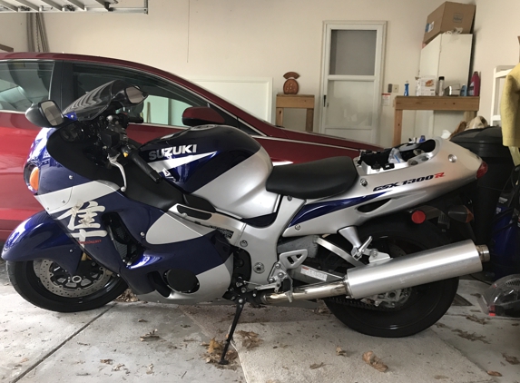 Brown's Locksmithing - Cleveland, OH. 6/28/17
Made a key for this 2004 Suzuki Hayabusa GSX-1300R
It was very tricky, wasted a few key blanks, but I succeeded!!!������������