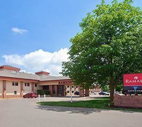 Ramada by Wyndham Saginaw Hotel & Suites - Saginaw, MI