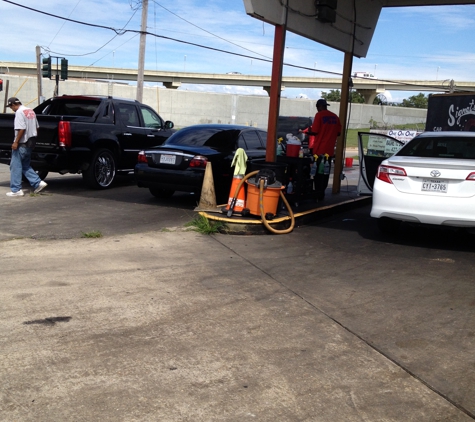 Signature Car Wash - new orleans, LA. Very fast and do a great job