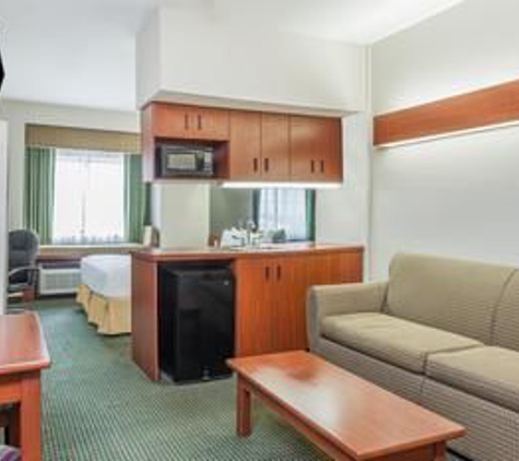 Days Inn by Wyndham near Kansas Speedway - Kansas City, KS