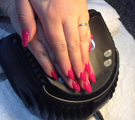 Dreamable Nails - Norwest, NSW. Acrylic refill with shellac gel color $37