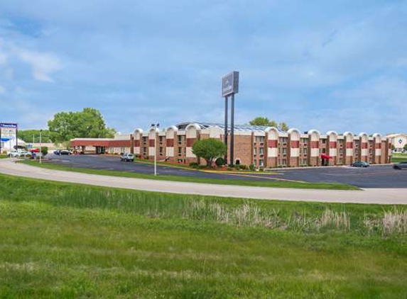 AmericInn - Janesville, WI