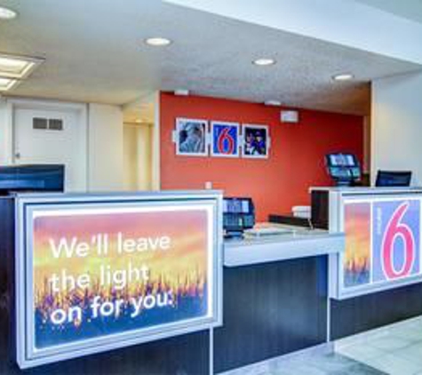 Motel 6 - Florissant, MO