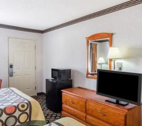 Super 8 by Wyndham Ashburn - Ashburn, GA