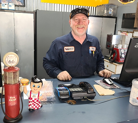 The Lube Center - Burbank, CA. Ron with a great smile waiting to help me out.