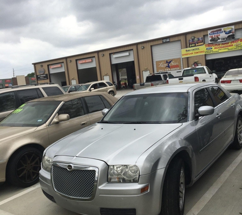 Steven Auto Sales - Katy, TX. 2006 Chrysler 300
Cash Only $4555 
Has 118 Thousand miles 
Runs Excellent / More than welcome to stop by and test drive