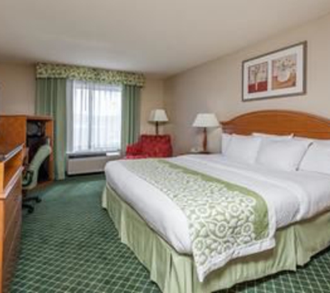 Days Inn & Suites by Wyndham Warren - Warren, MI