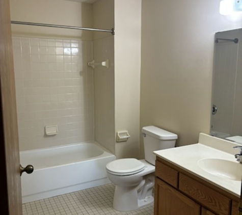 Pondview Apartments - Maplewood, MN