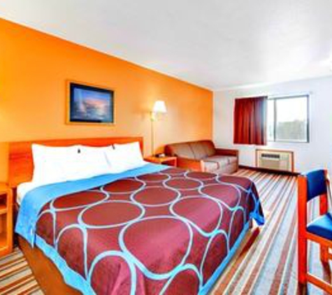 Super 8 by Wyndham Burlington - Burlington, IA