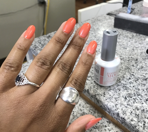Da-Vi Nails - Oxford, MS. Perfect Match Mood Changing Gel Polish - changes from orange to pretty pink