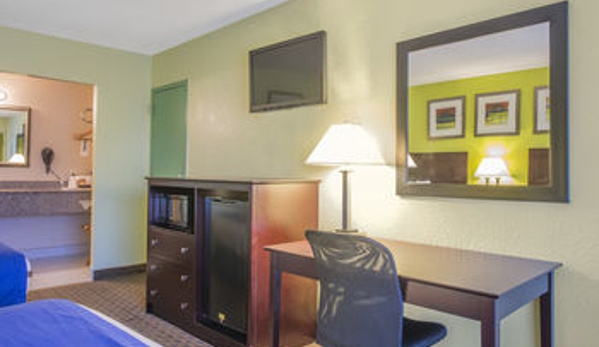 Rodeway Inn & Suites Fort Lauderdale Airport & Port Everglades Cruise Port Hotel - Fort Lauderdale, FL
