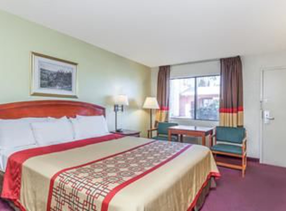 Super 8 by Wyndham Bakersfield/Central - Bakersfield, CA