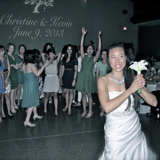 Classic Disc Jockeys. The Bride is about to toss the bouquet! -Orlando Wedding DJs Chuck Johnson, Classic Disc Jockeys