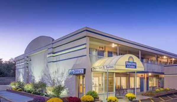 Days Inn & Suites by Wyndham Dayton North - Dayton, OH