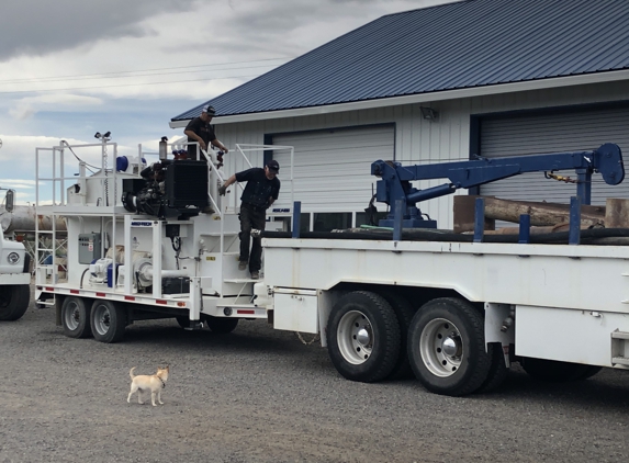 Steve's Pumps & Well Drilling - Janesville, CA. NEWBIE IS SUPERVISING AND HELPING PREPARE MUD TANK & SHAKER SCREEN!