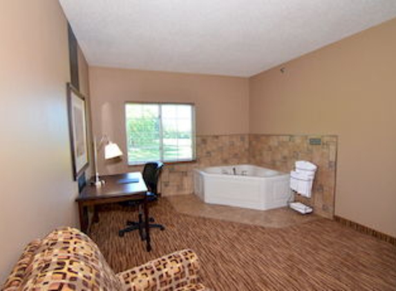 Boulders Inn & Suites Denison - Denison, IA