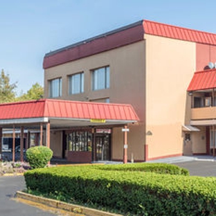 Econo Lodge - West Haven, CT