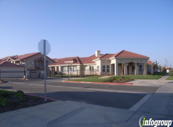 Chestnut Court Apartments - Fresno, CA