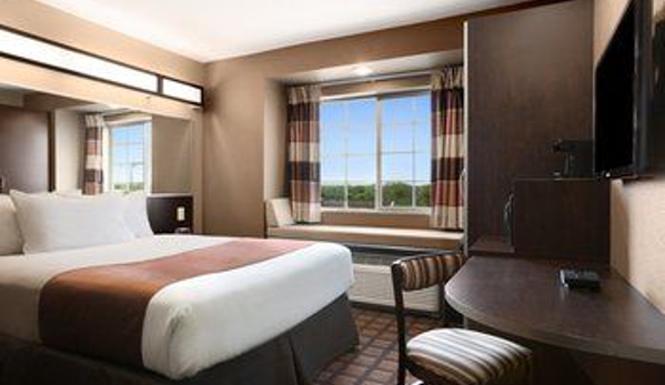 Microtel Inn & Suites by Wyndham Pleasanton - Pleasanton, TX