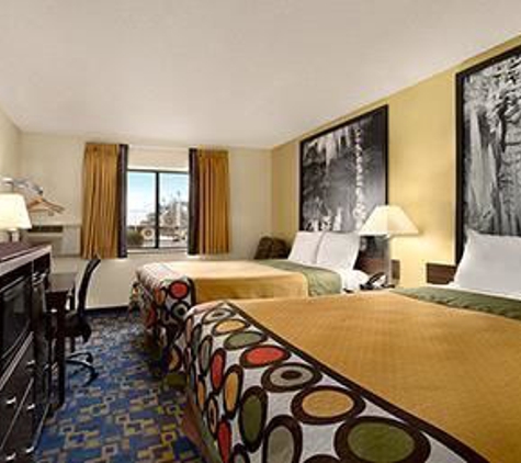 Super 8 by Wyndham Carlsbad - Carlsbad, NM