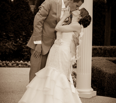 Green Path Photography - Bloomfield Hills, MI. Kiss Under the Gazebo