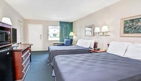 Super 8 by Wyndham Kissimmee - Kissimmee, FL