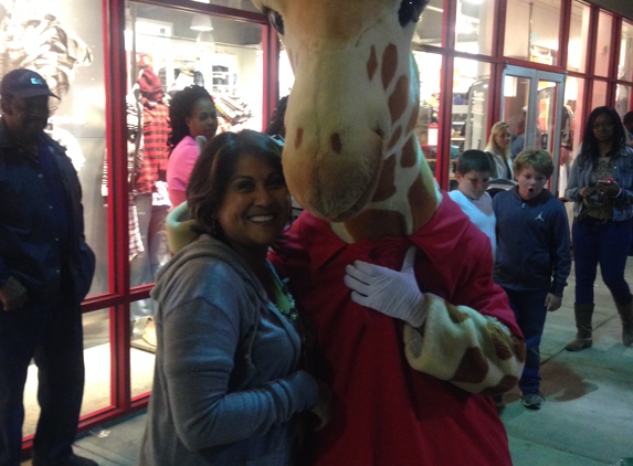 Tanger Outlets - Locust Grove, GA. XMAS TREE lighting 2016 LOCUST GROVE GA.