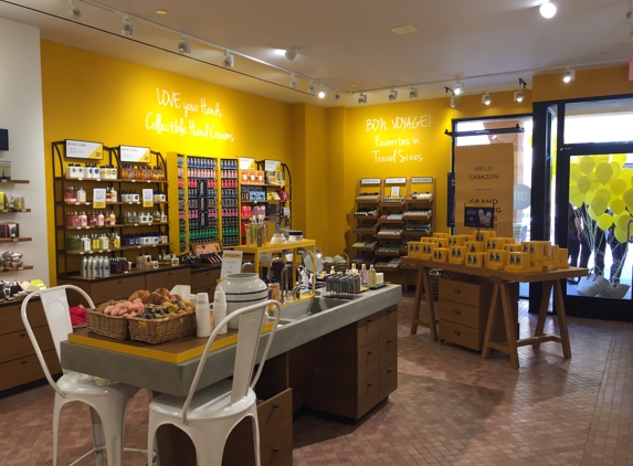 L'occitane En Provence - Cabazon, CA