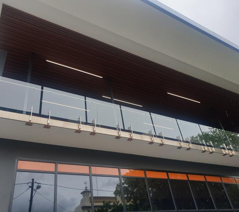 Cleanupcrew - Bundaberg, QLD. Window cleaning scheduled for your business.