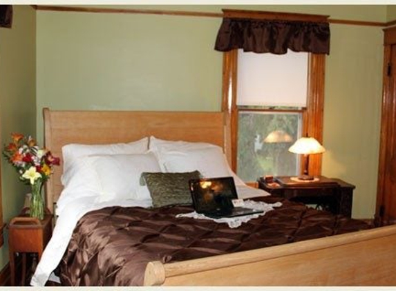 Lindsay House Bed & Breakfast - Manawa, WI