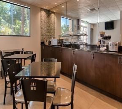 Days Inn & Suites by Wyndham Bonita Springs North Naples - Bonita Springs, FL