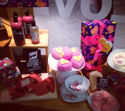 Lush Cosmetics Freehold Raceway Mall - Freehold, NJ