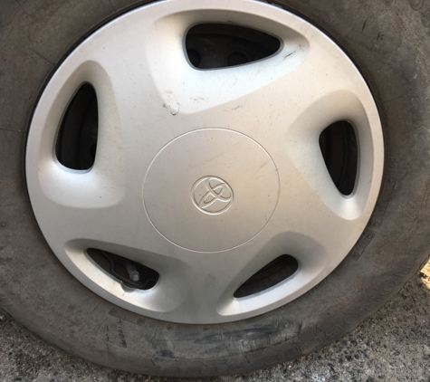 Texan auto works - Houston, TX. This's the tire the shop they  steal a tire from me and put the old one for me