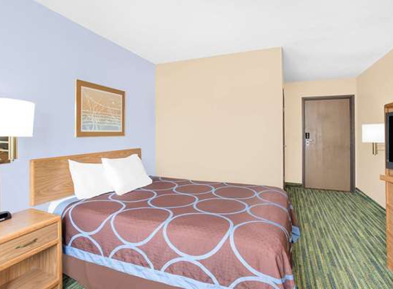 Super 8 by Wyndham Waterloo - Waterloo, IA