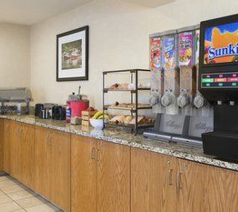 Country Inns & Suites - Holland, MI