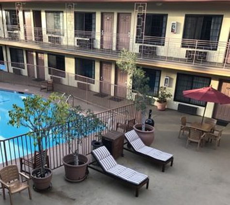 Studio City Court Yard Hotel - Studio City, CA